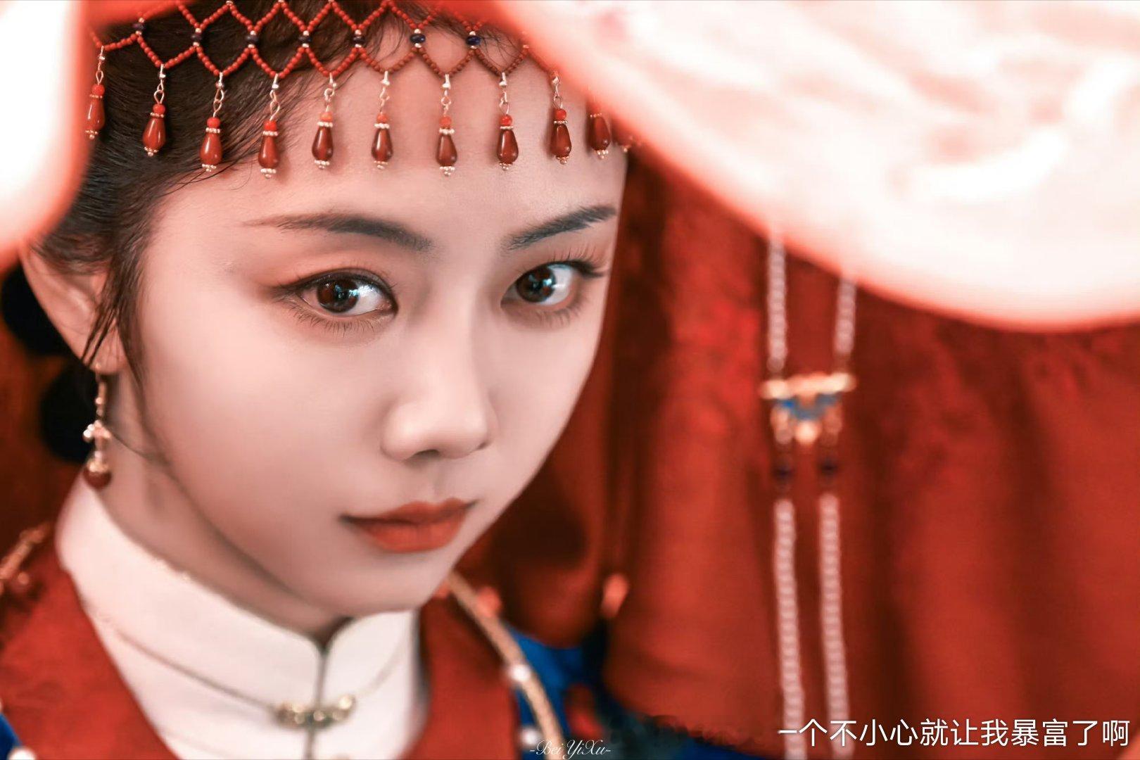 谭和这个三小姐演员一样长得太小气，谭还现代演小丫头和怯懦小姐还行穿上华服梳上发髻