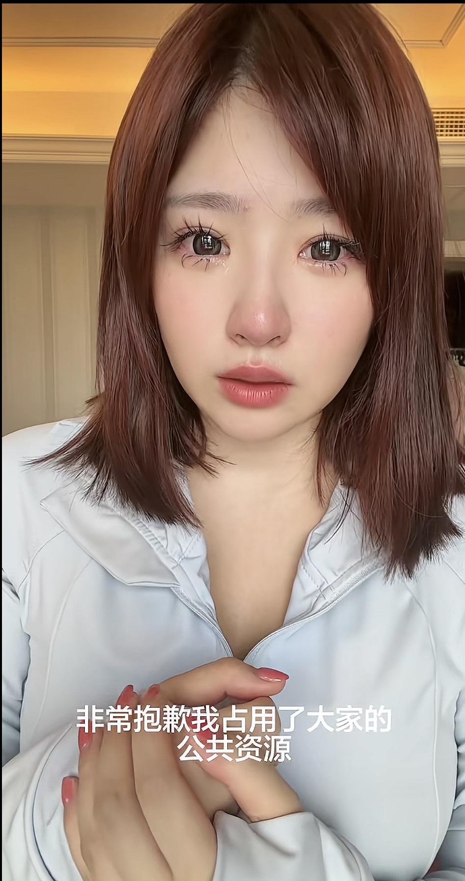百万网红黄一鸣遛狗不牵绳与人争执，事后含泪出镜道歉，一句“非常抱歉占用公共资源”