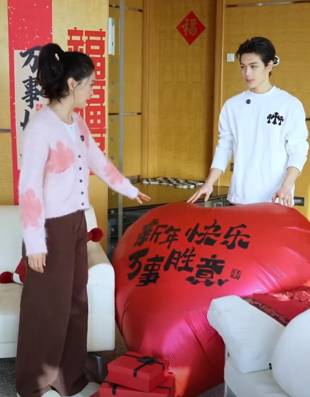 王艳儿子的颜值，这次连北大都盖章认证了。
19岁，1米85，篮球场上一个背影就能