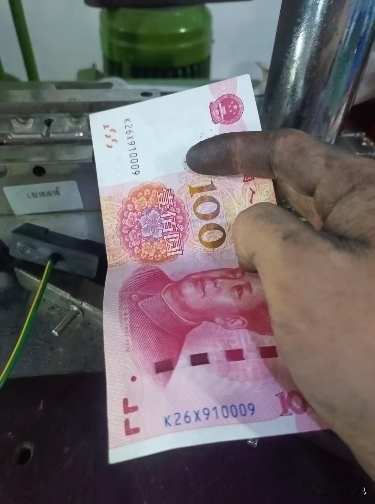 现在这个中秋节，公司是越来越不够意思了，之前每一年中秋国庆一块过，公司都会给每一