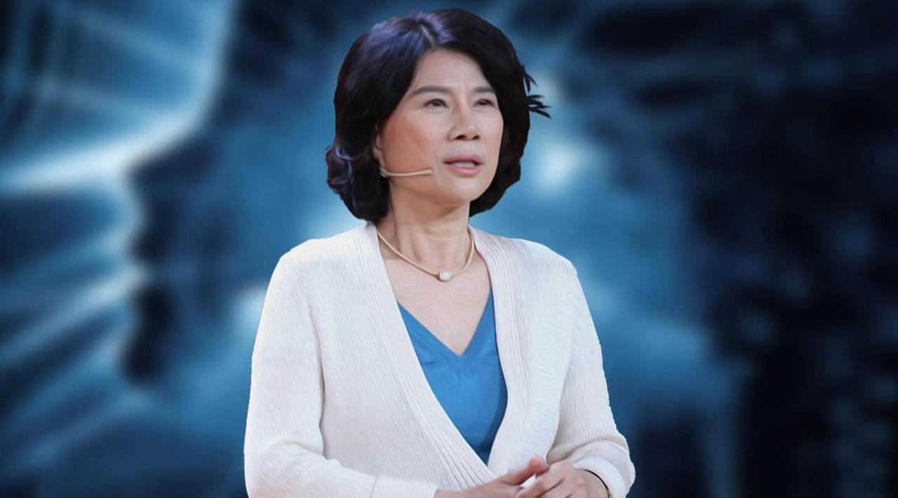 【董明珠：格外卖力的“矛盾美学大师”】
     董明珠，格力空调的行走广告牌，