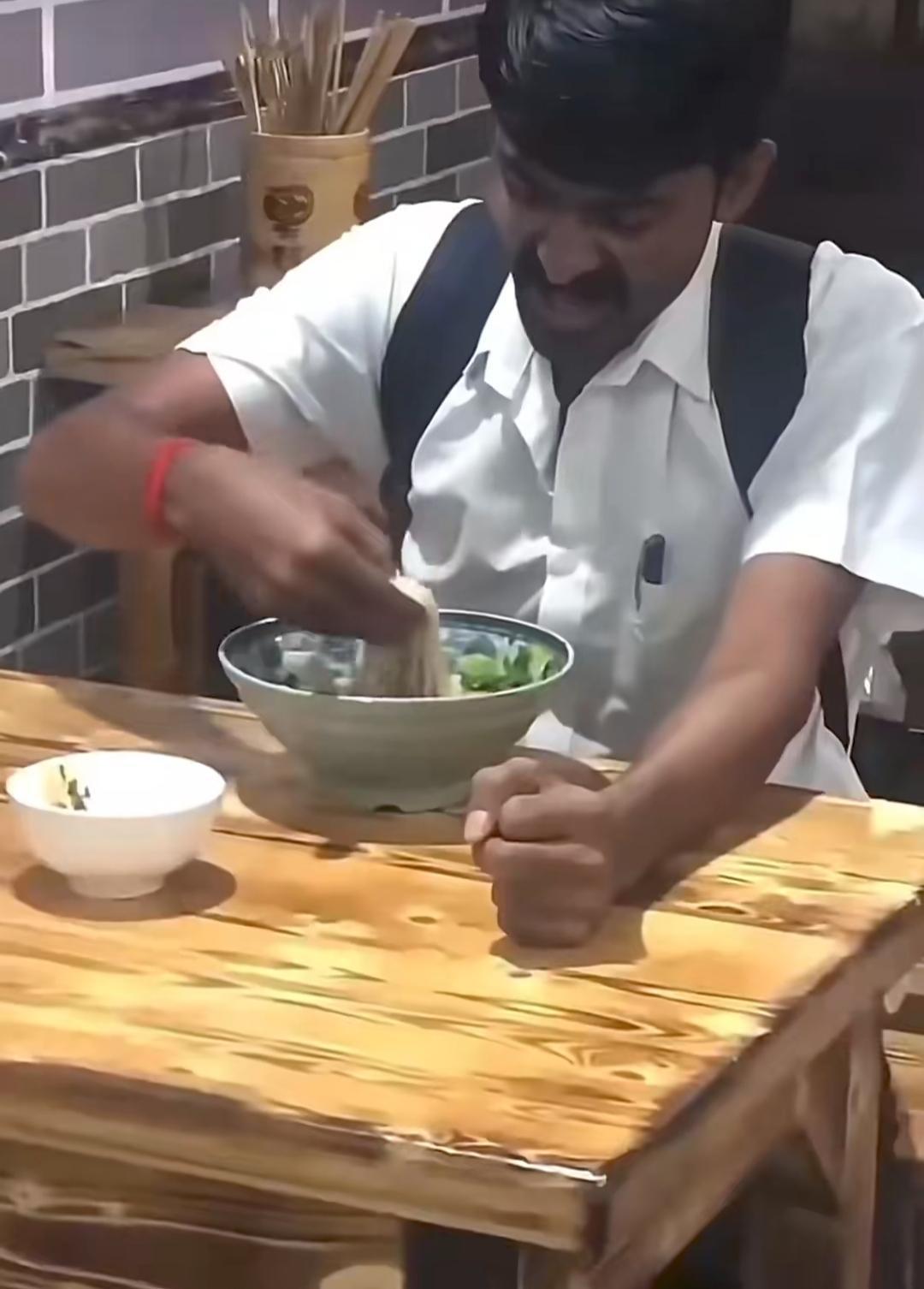 一个印度游客，在一家拉面馆吃面的视频，引起网友们的热议！

估计当时店主很纠结，