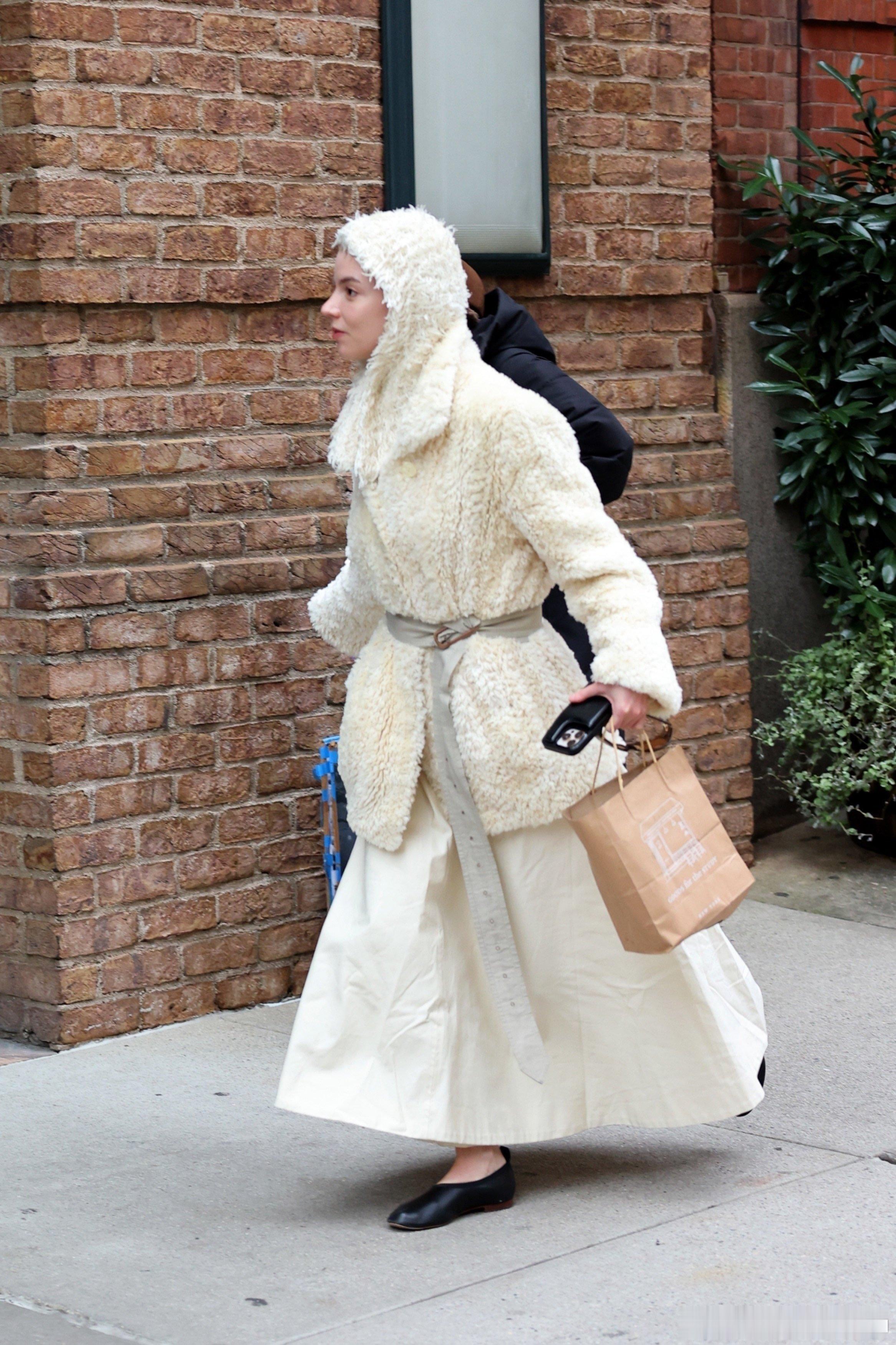 安雅·泰勒-乔伊在纽约的街拍 