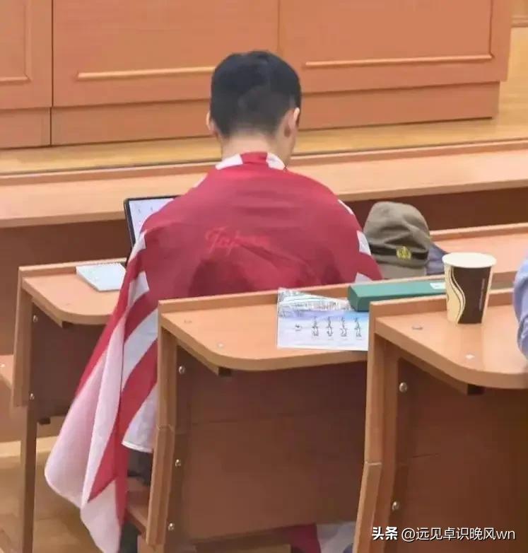 莫斯科大学中国留学生身披旭日旗事件，如果按胡锡进的说法“不知中了什么邪”，这就把