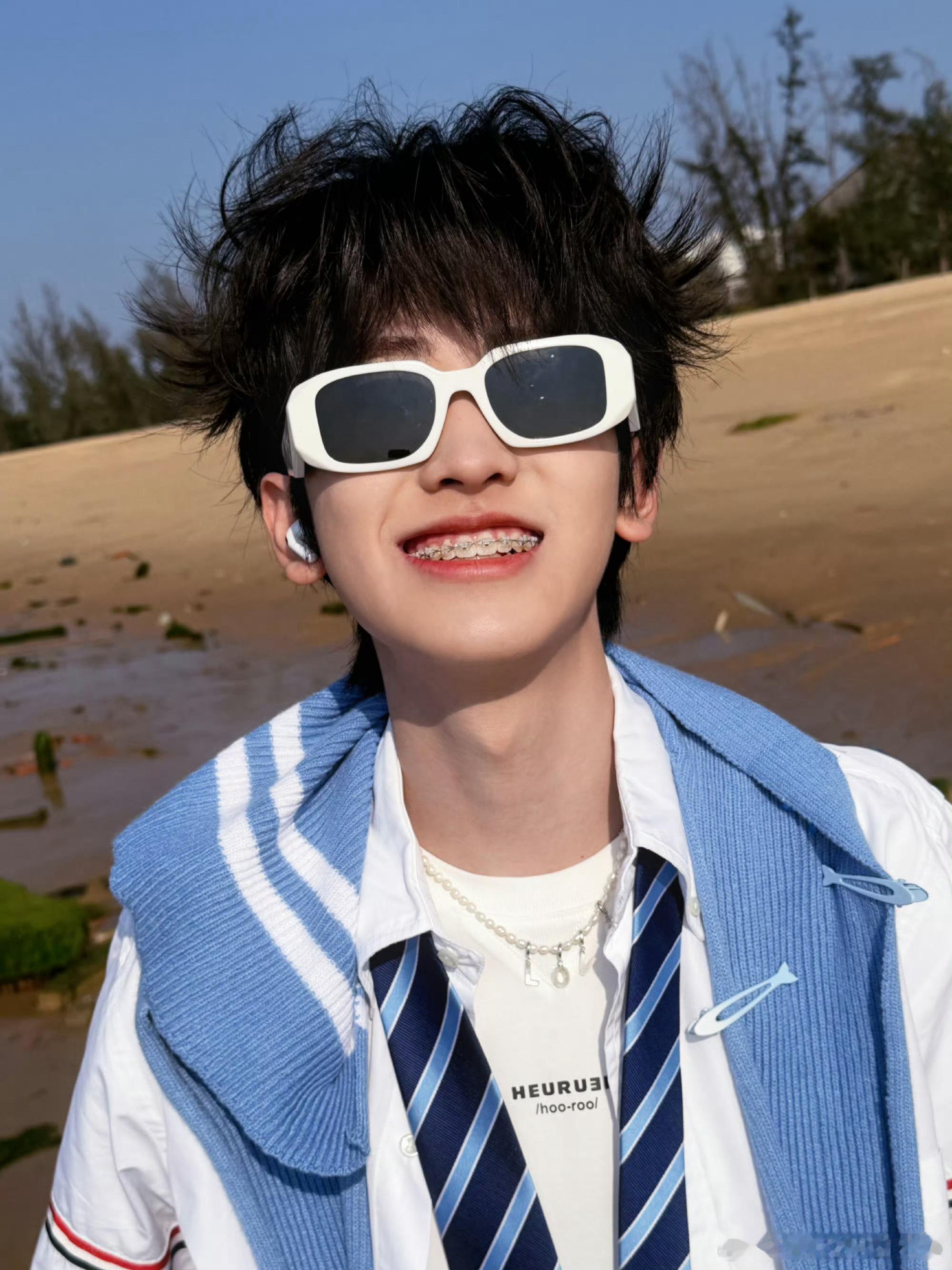左奇函今天的设定是就当我们也一起旅行过今天也是特别帅气的小哥哥一枚呀