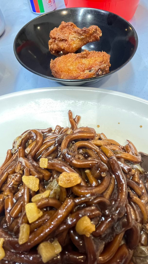 炒福建面陪炸鸡。 