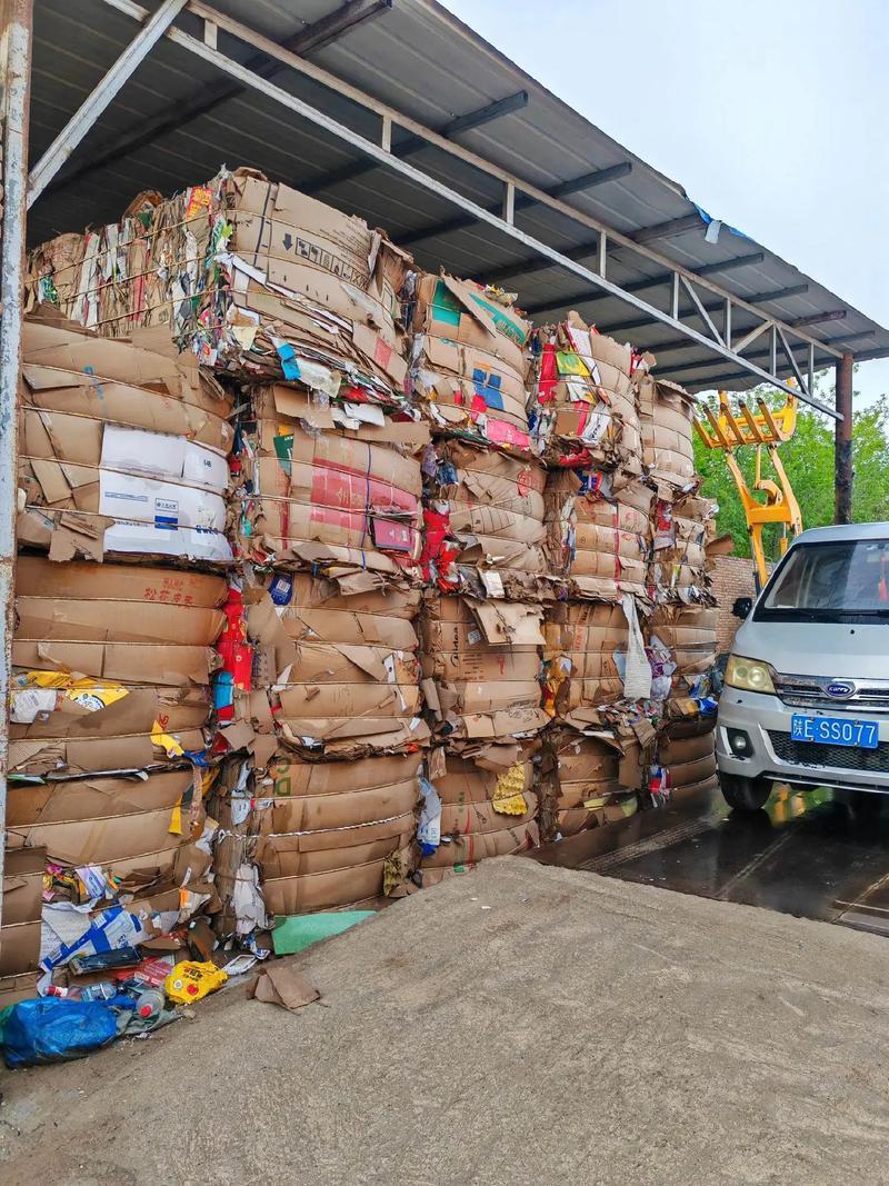 十年前闺蜜不顾父亲的反对，嫁给了一个收废品的，现在过得人人羡慕。不仅资产丰厚，还