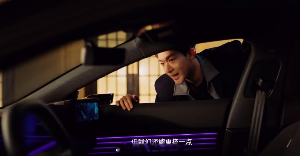 奥迪E5你的全能搭子 张晚意驾奥迪E5 Sportback穿梭街巷的视频火了，我