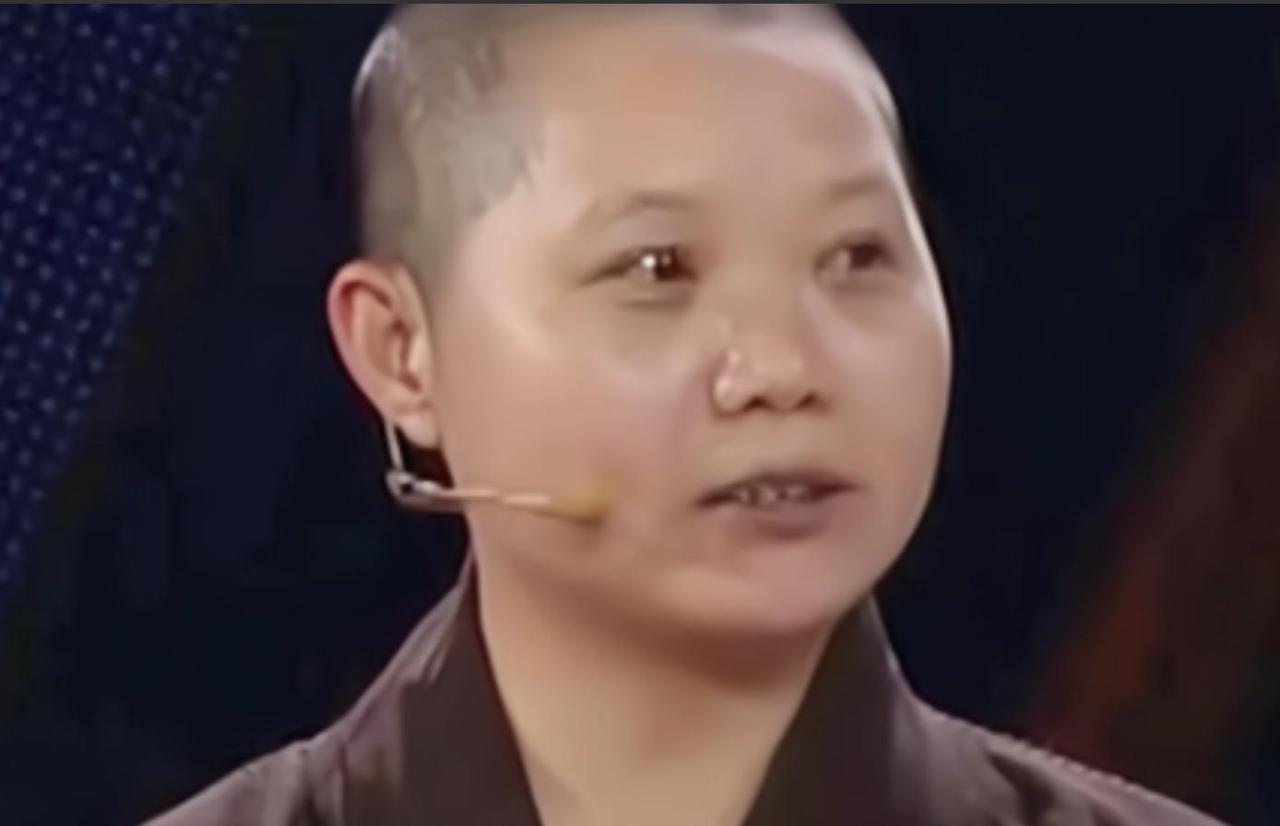 一尼姑带庵中珍宝上节目，被专家说是赝品，尼姑不仅不失望，反而笑问专家：“你可知我