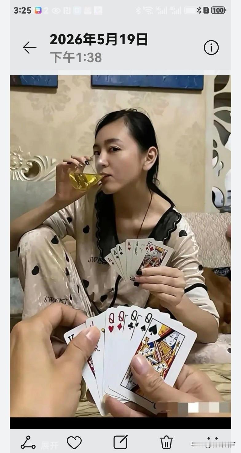 我白养了个女儿？女儿自从离婚，就抽烟喝酒打麻将，孩子女婿带走了，她这是自甘堕落。