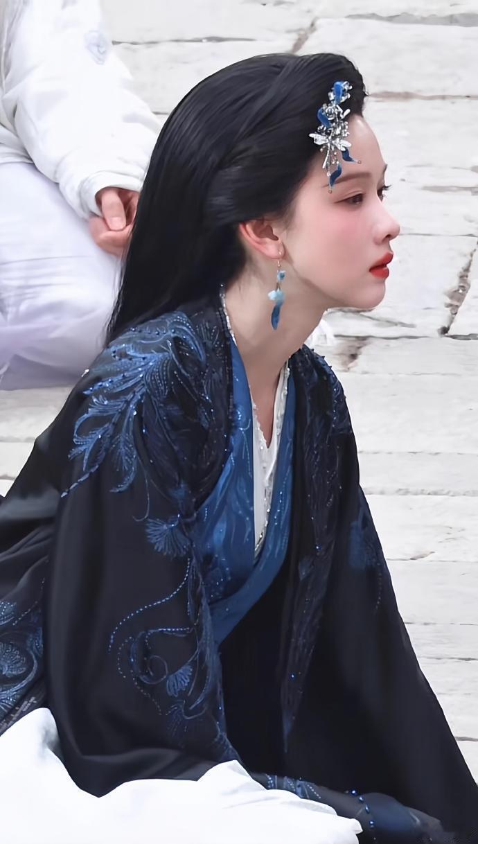 陈都灵月鳞绮纪雾妄言绝美落泪谁能拒绝陈都灵演绎的雾妄言，哭起来的时候眉眼低垂，泪