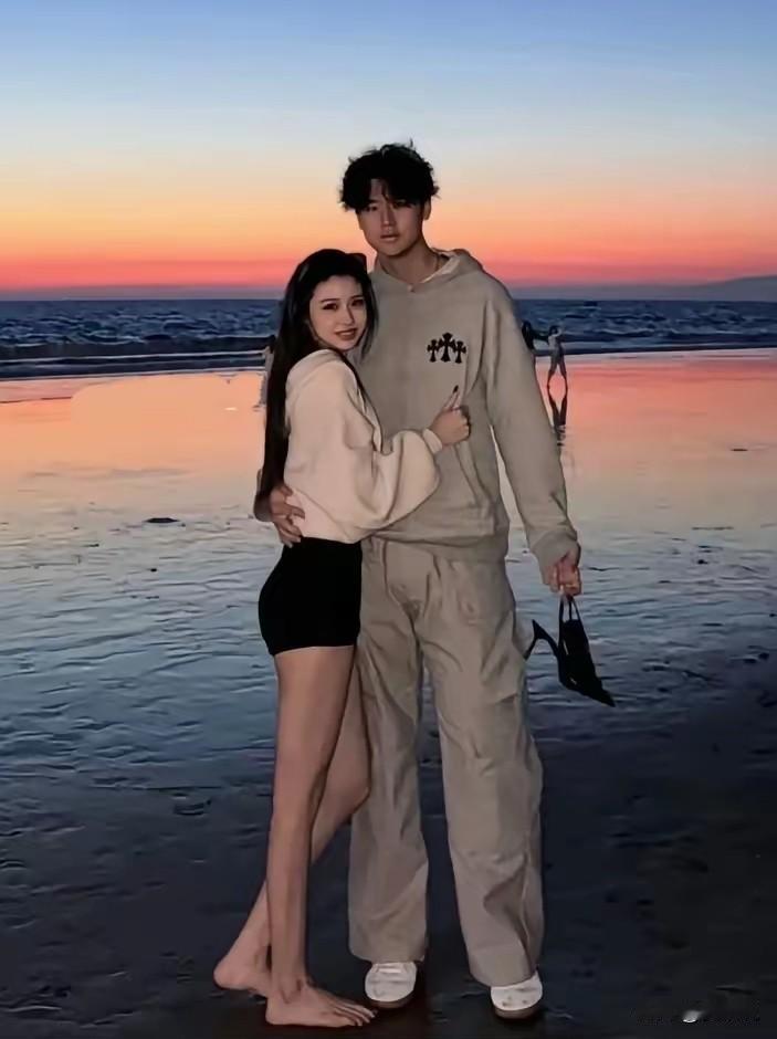 细看汪峰女儿小苹果的长腿照，发现一个“视觉陷阱”。男女两人明明裆部差不多高，整体