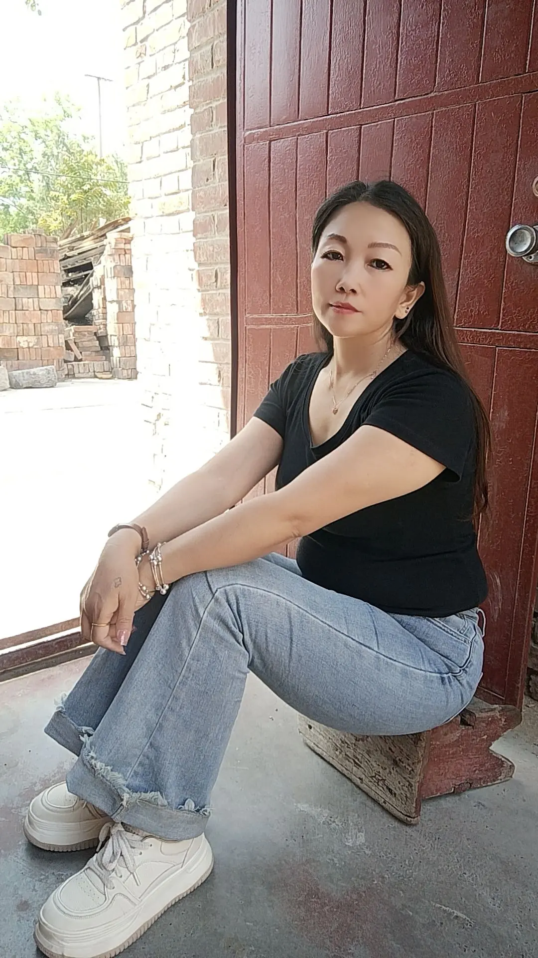 走的累不累，脚知道，撑的难不难肩知道。过的好不好心知道，人生给了你什么...