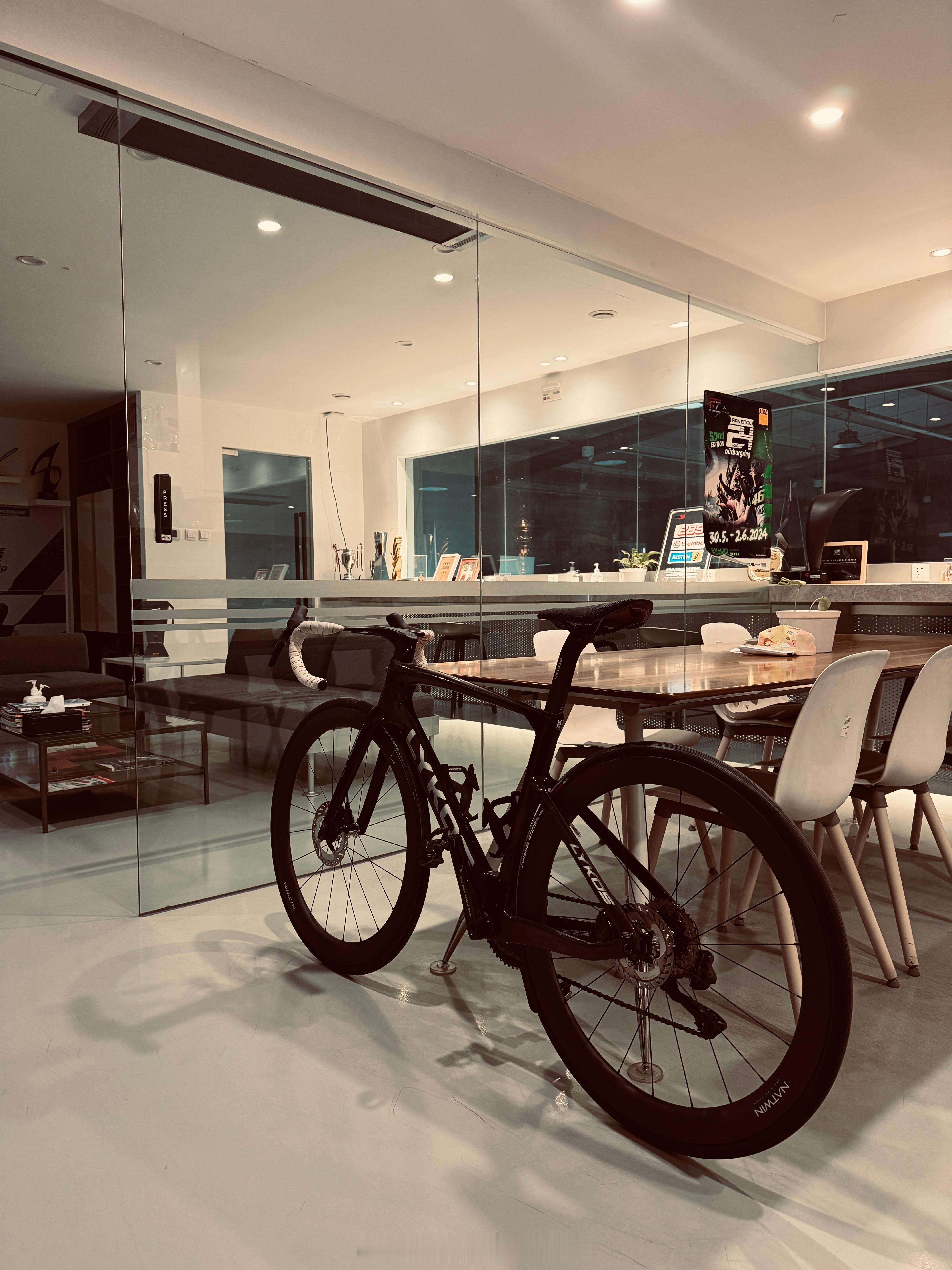 这个季节在店里骑台子温度还是挺舒适的何晓乐 北京·爱驰义汽车(HE AUTO)