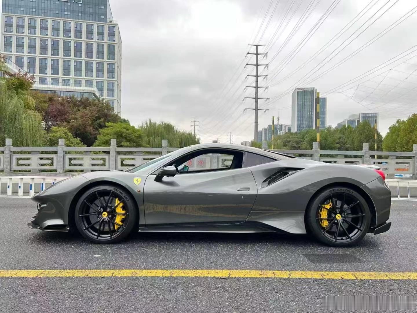 法拉利488pista，高定版配色，带JBL音响，谁能拒绝 