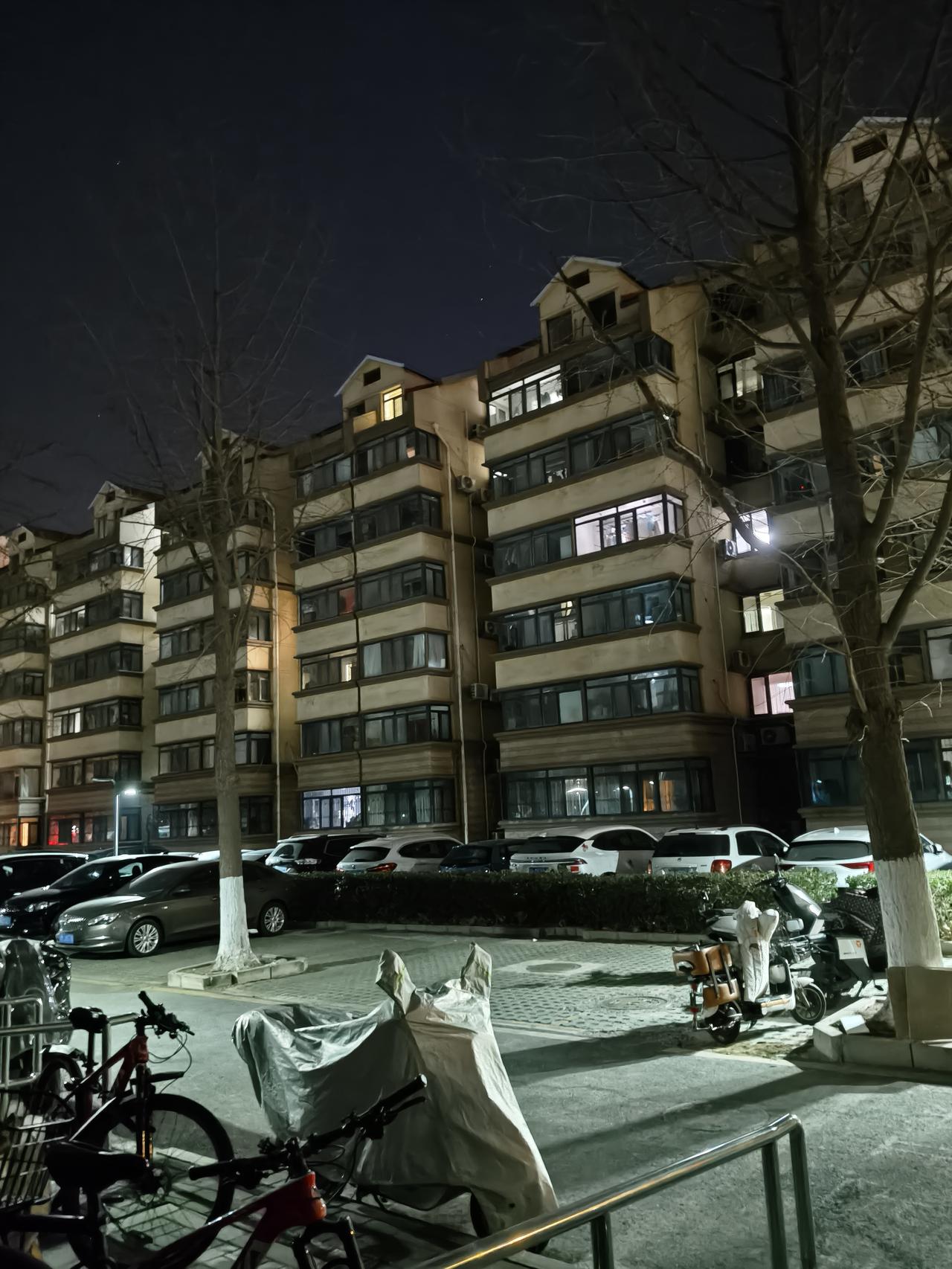 平时，这个点，这些楼房灯基本全亮，自从腊八过后，灯逐渐熄的多了！
     不知