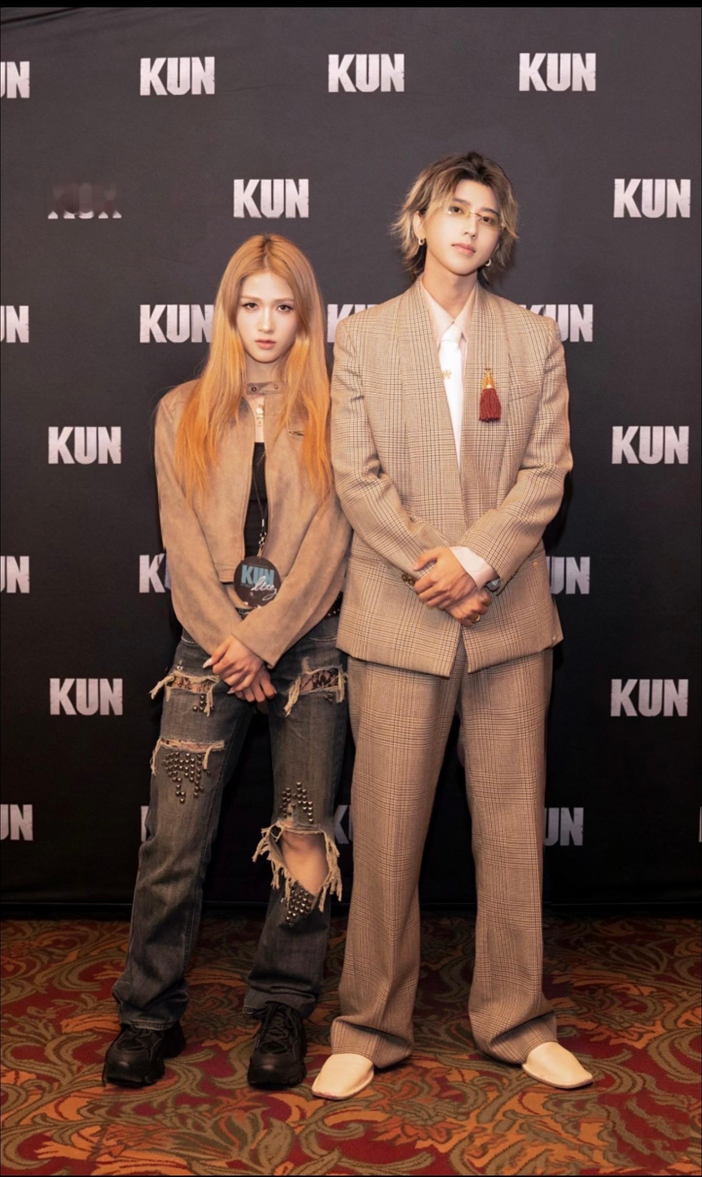 蔡徐坤全球巡演华盛顿站结束后在后台与粉丝合影——天呢，这个视觉太米了！！！！蔡徐