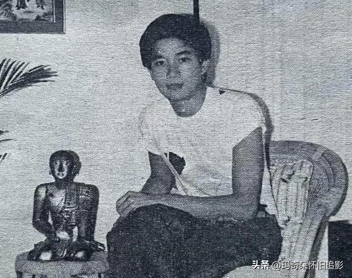 陈百强|少年意气📽️
是黑白镜头里的清爽少年
伏案写画，指尖落琴键
白T恤衬着