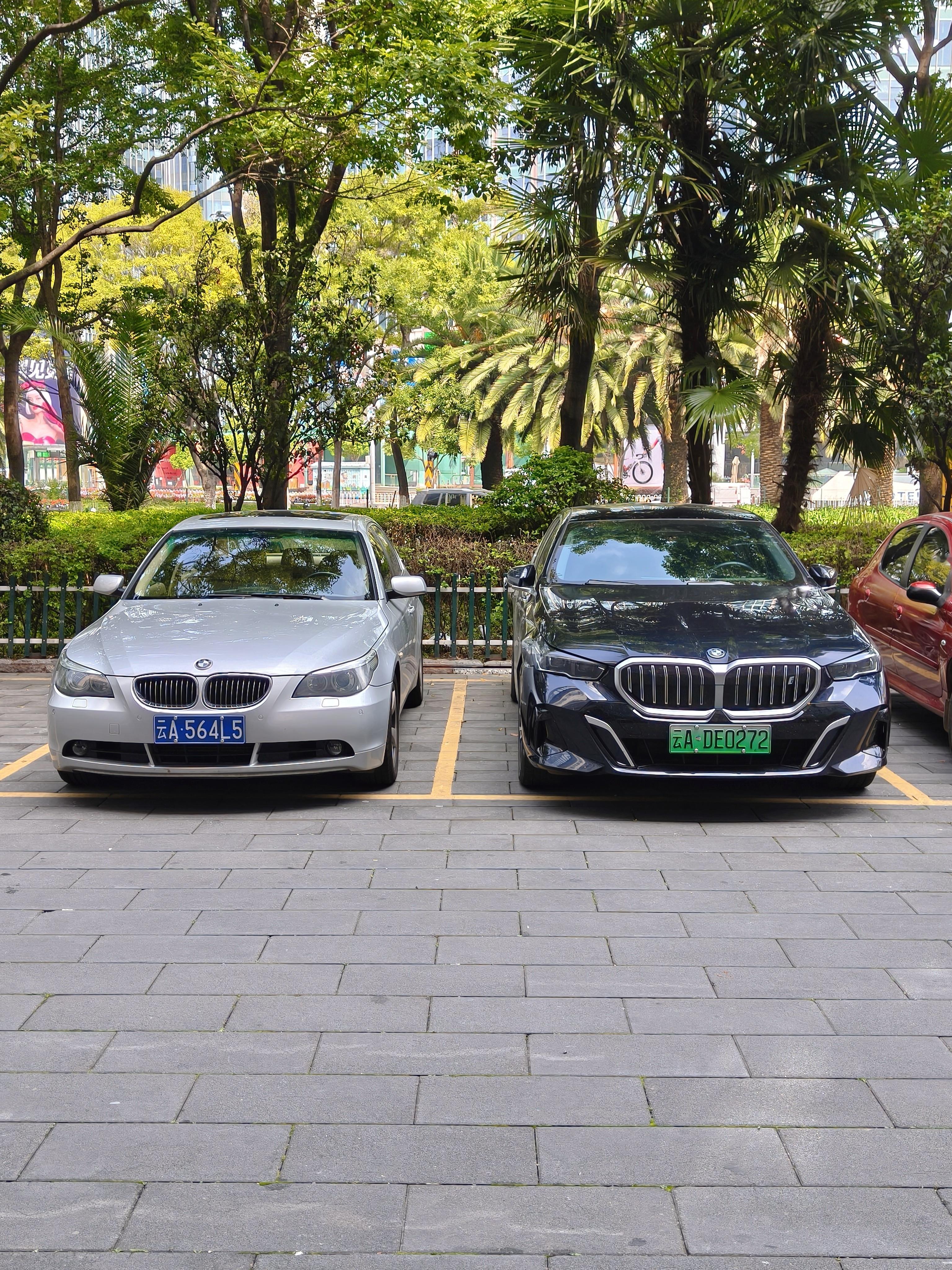 捷豹的车还是优雅啊……图3就能看出现在的车比以前臃肿多少，图5和图6的车型和车牌