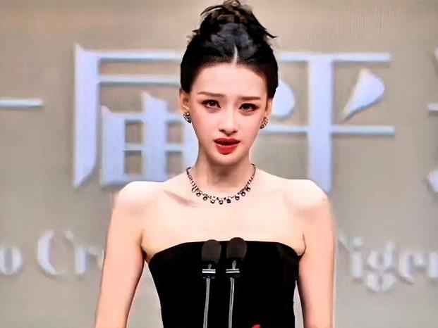 孙怡拿奖，董子健在台下鼓掌。

镜头扫过去的时候，他坐在台下，抬着头，鼓着掌，那
