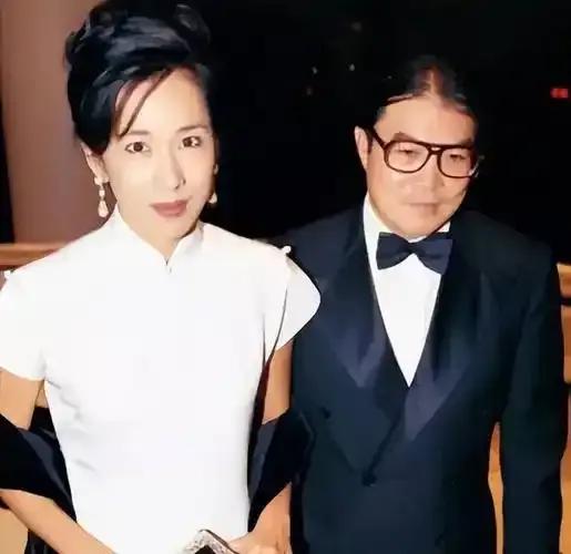 她，曾是霍震霆的绯闻情人，颜值出众不输朱玲玲，风姿绰约令人难忘。后来她选择下嫁富