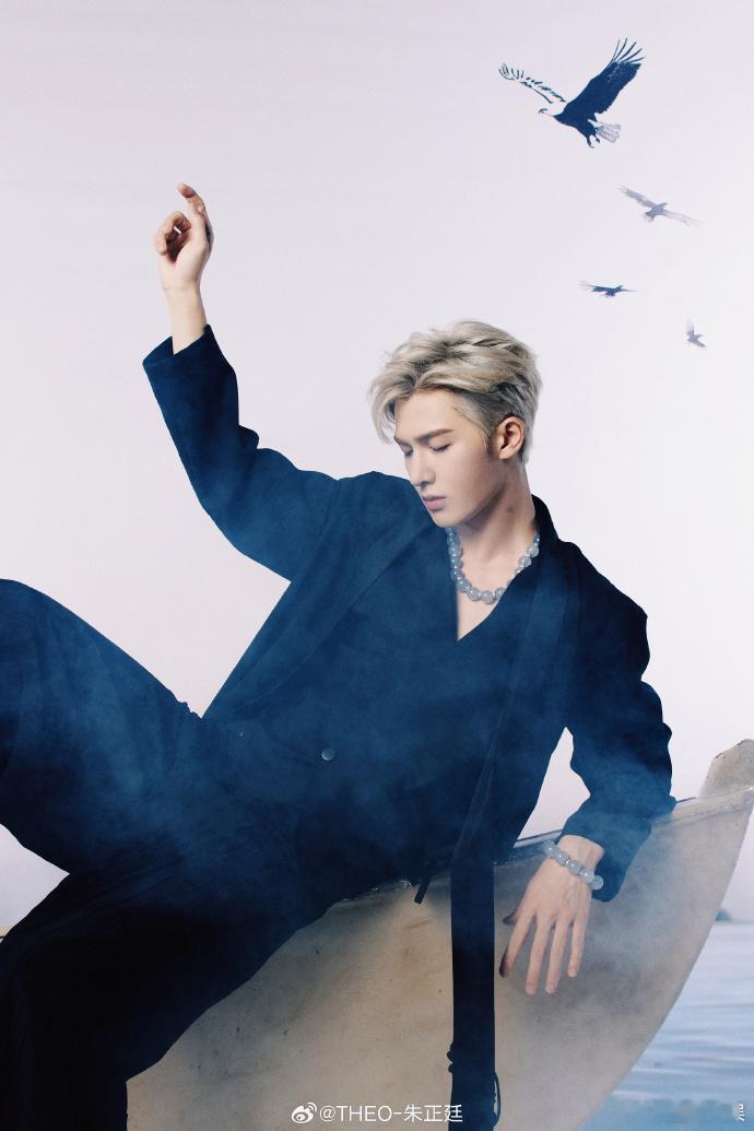 #朱正廷秒了##朱正廷乐华年会红毯# 朱正廷于乐华年会红毯展现出的自信与魅力，让