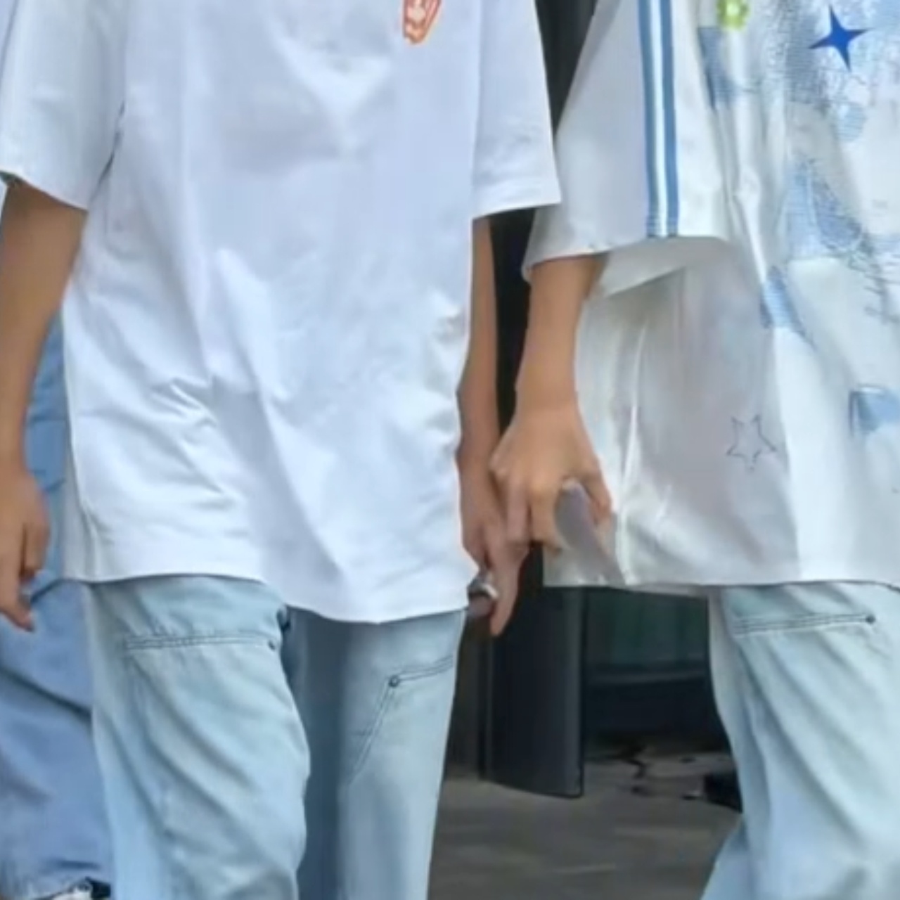 学校那对穿同款暗戳戳调情悄摸摸牵手还以为自己藏得很好的小禽侣 