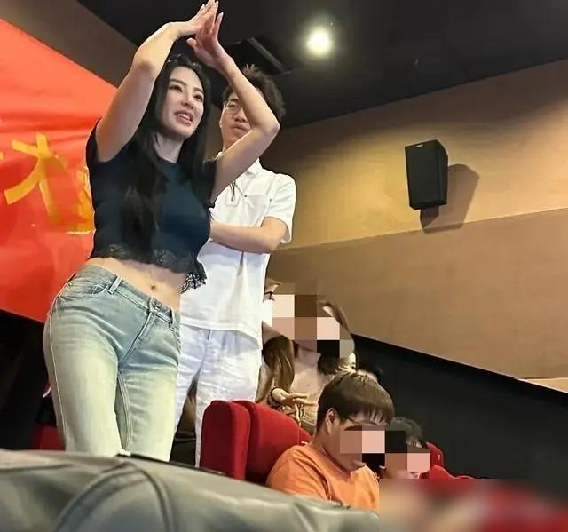 说实话，我刚看到这个新闻的时候，第一反应是不太信。

搁现在的娱乐圈，谁不是揣着