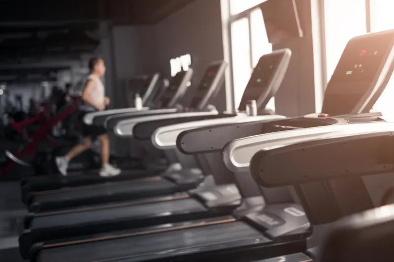 你问我答 锻炼身体可得多留个心眼。运动前，先检查身体状况，有慢性疾病得咨询医生，