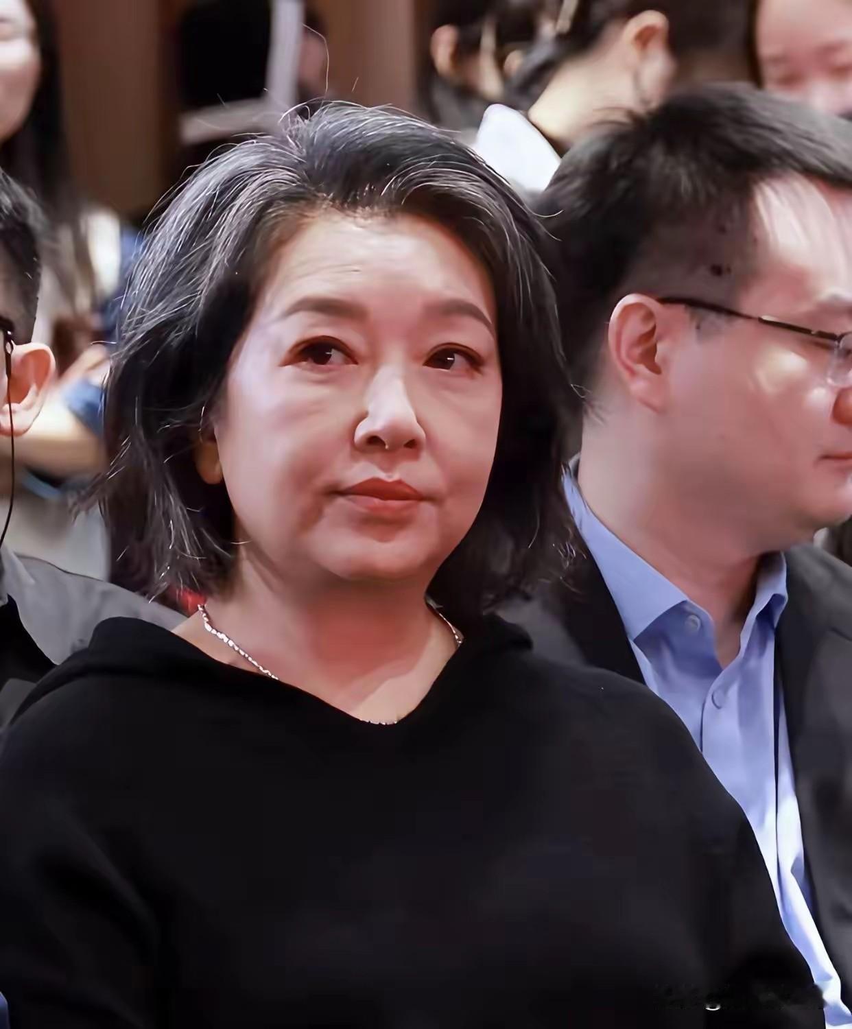 江珊这个发型确实显年龄，一眼看上去白发多黑发少，身材也发福了，但是美人的轮廓还在