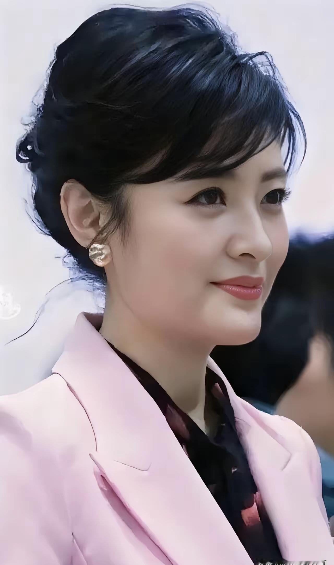 你还真以为朱军周涛董卿会再站春晚C位？
大错特错！
你苦等一整年，就想看他们仨再