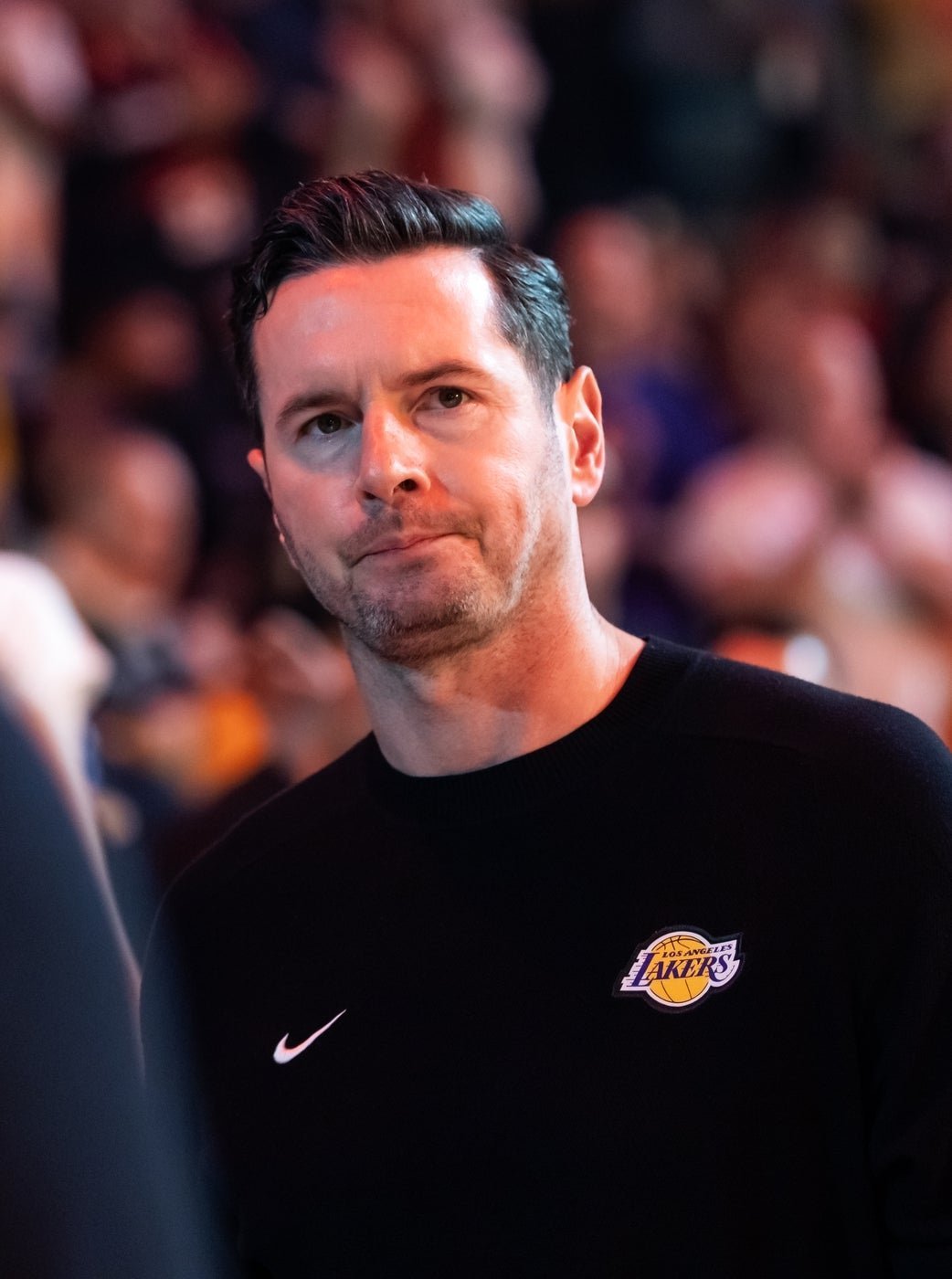 本赛季湖人队全部11场失利都是两位数分差，这是队史赛季开局最长的连败纪录-10 