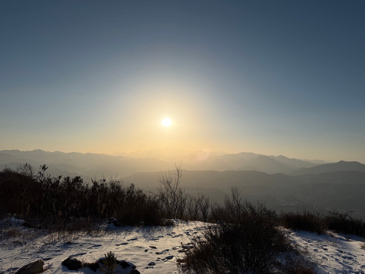 周末加班，给大家拍个硬核越野节目。结果老登非得叫晚上吃火锅。唉，火锅简直是本微登