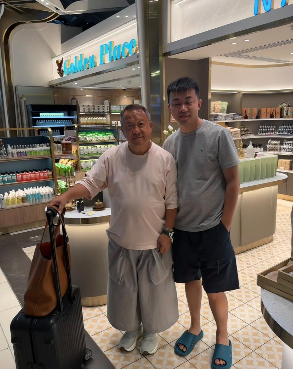 曾志伟现身泰国商场购物，他一个人推着行李在店里逛来逛去，身边也没有助理保镖，不管