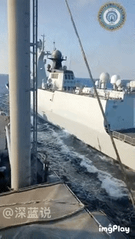 菲律宾公布的最新画面显示，我海军054A型导弹护卫舰高速逼近菲律宾“本格特”号坦