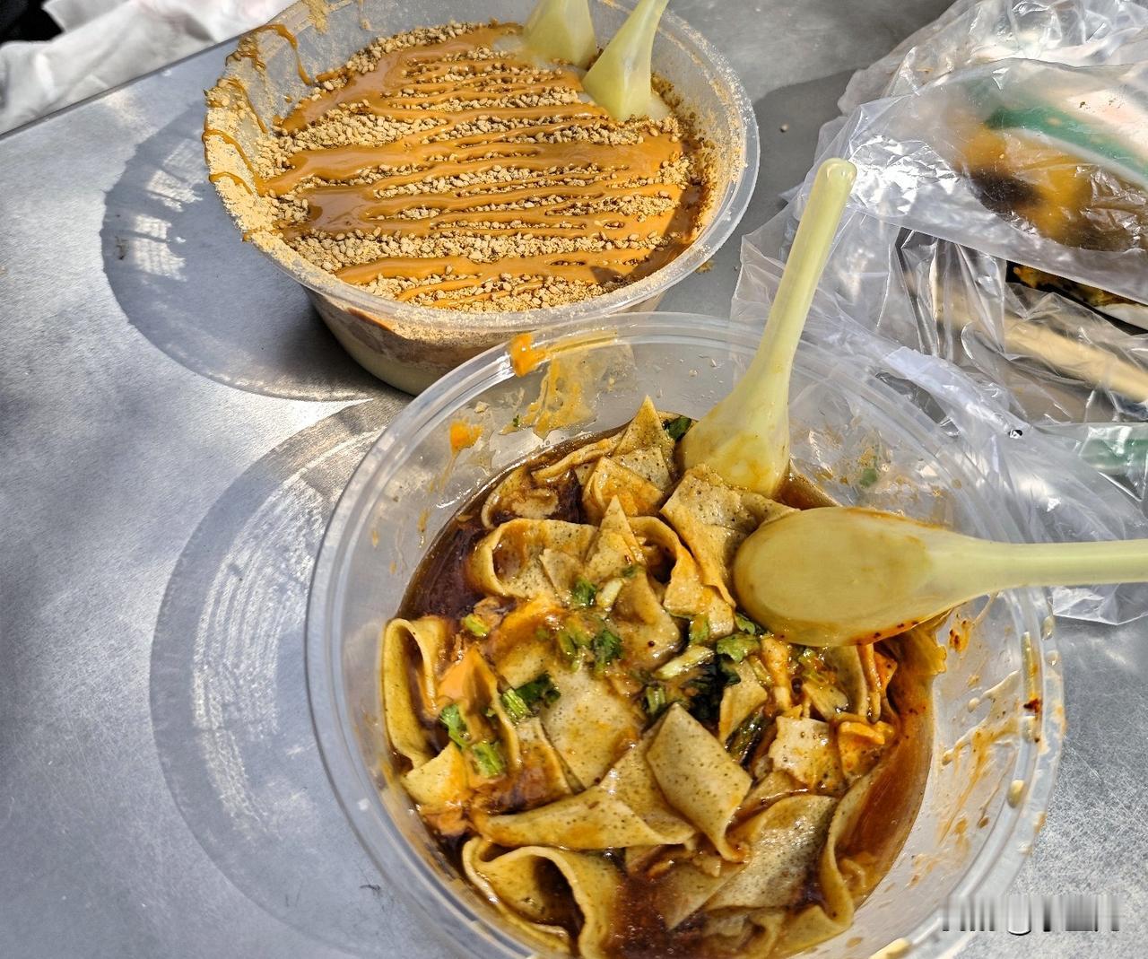 最爱的还是五大道，老洋房一栋比一栋有味道，走在路上感觉时间都慢下来了。吃的更是没