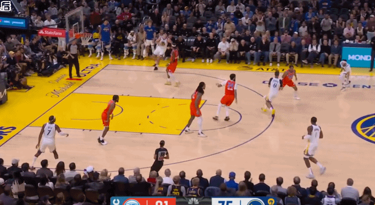 这球像不像鲁尼？所有人屏住呼吸盯着库里出手的三分球，然后没进，这时他出现把前场篮
