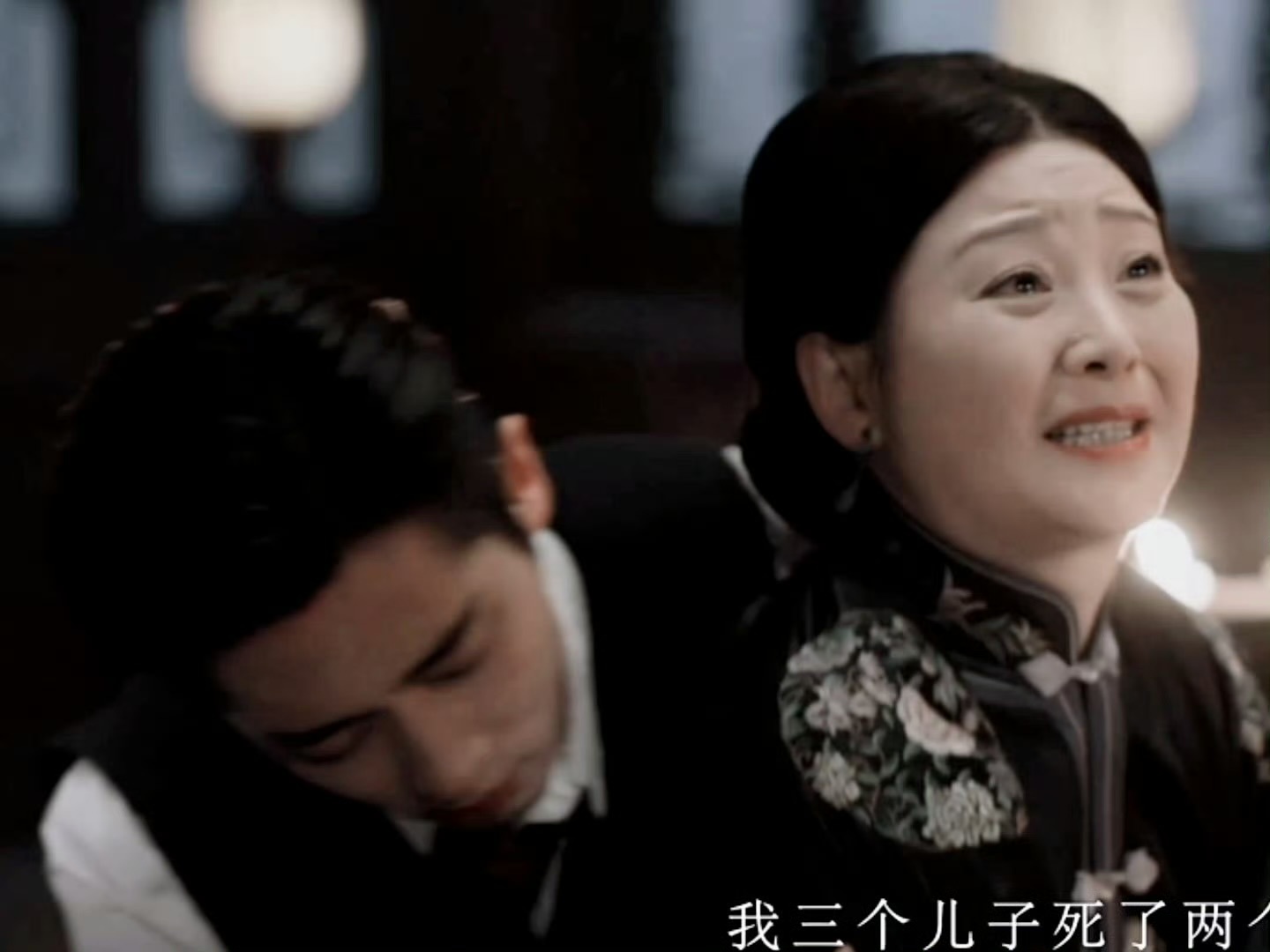 丞磊立刻送到我房间醒酒 轩醉酒遭父亲责打，摇摇晃晃躲在母亲身后，脆弱模样惹人怜惜