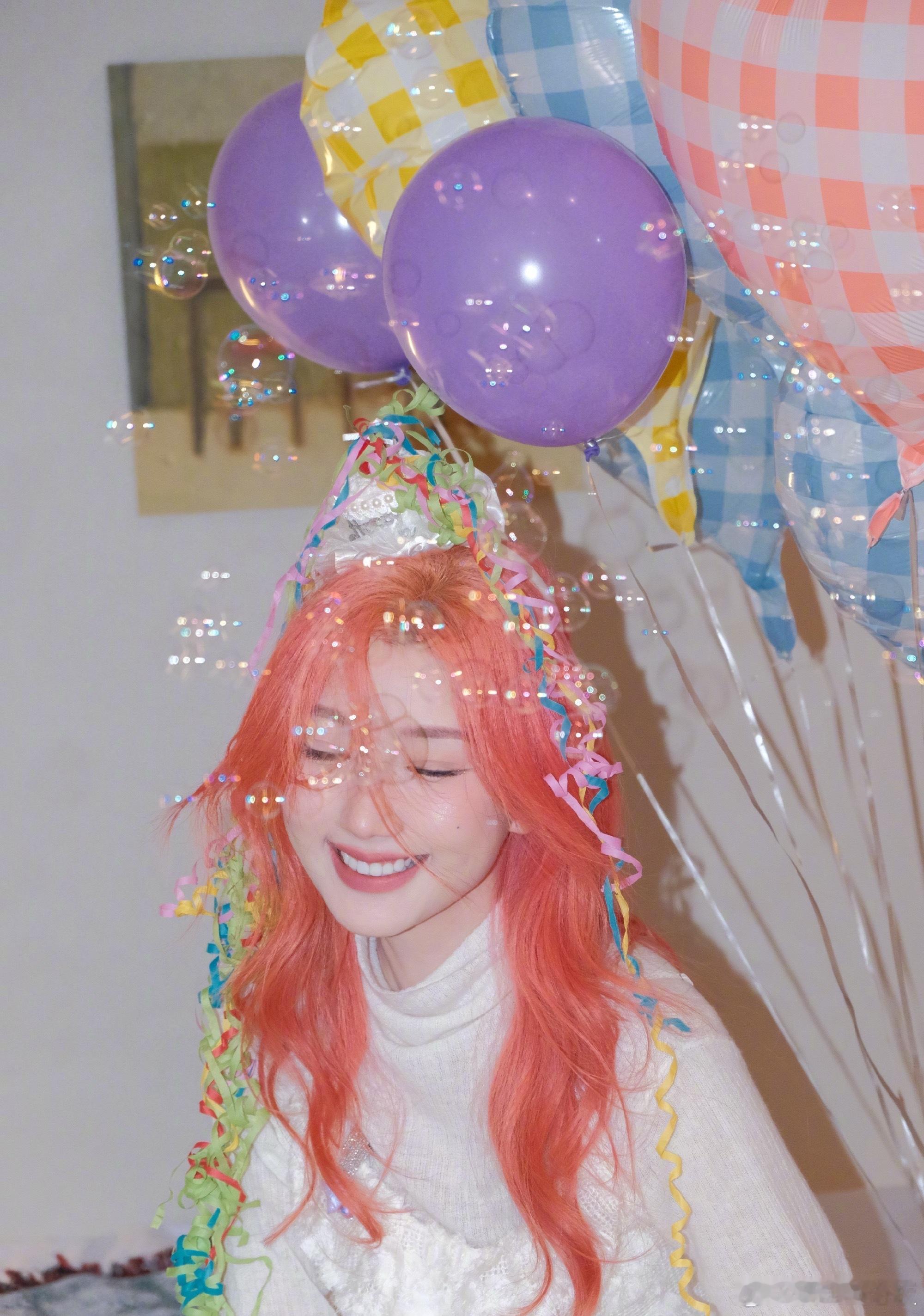 毛晓彤真的染了粉发哇！ 毛晓彤的粉发太绝了，又纯又欲，活力满满像春日精灵，这颜值