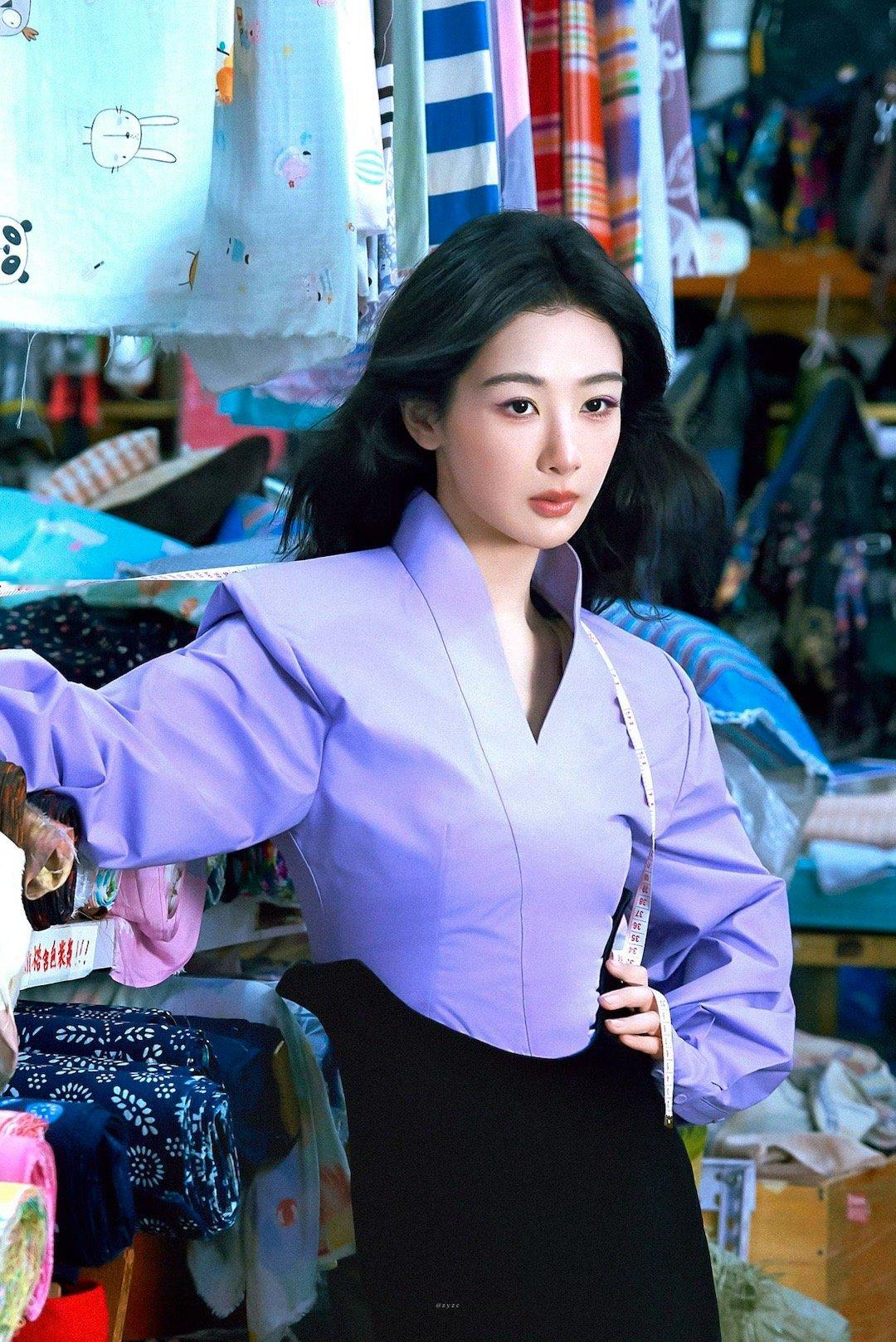 杨紫玉兰花开君再来 💜杨紫董竹君 帷幕未升，灯光晦暗，而当你站在属于你的舞台上