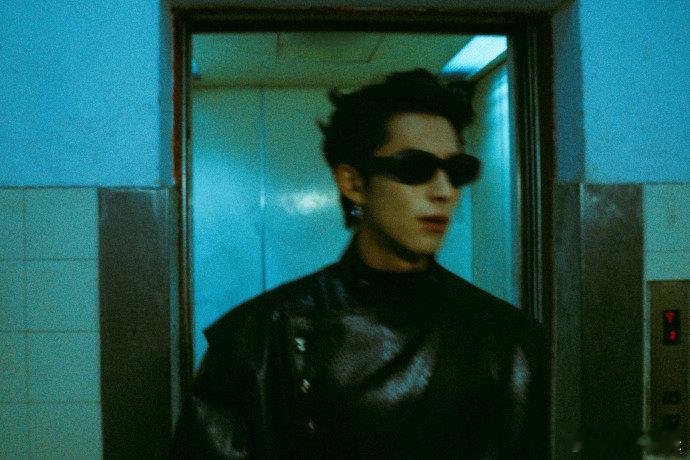 王鹤棣跨年妆造王鹤棣墨镜皮衣造型，这拍的太好了吧！王鹤棣墨镜皮衣造型