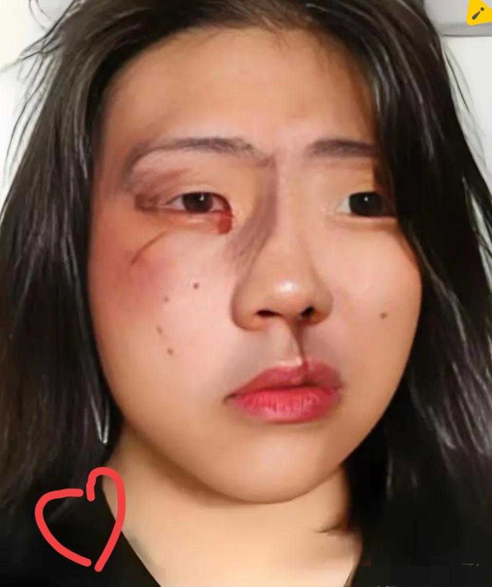 九寨沟这事儿刚刷到就惊了——女子订房和实际房型不一样，居然直接砸前台电脑还打服务