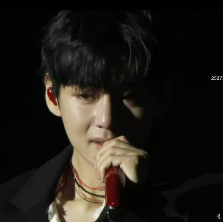 金泰亨舞台现场落泪金泰亨激动得哭了金泰亨舞台现场落泪，帅的，🤩 ​​​