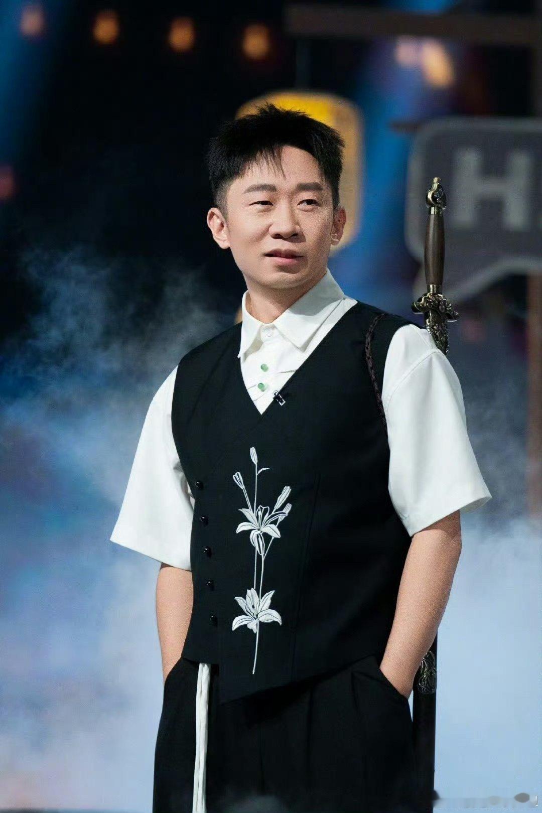 杨迪念高级菜名烫嘴 杨迪的幽默感真是无处不在，连外卖视频都能做成小品。点餐用黄先