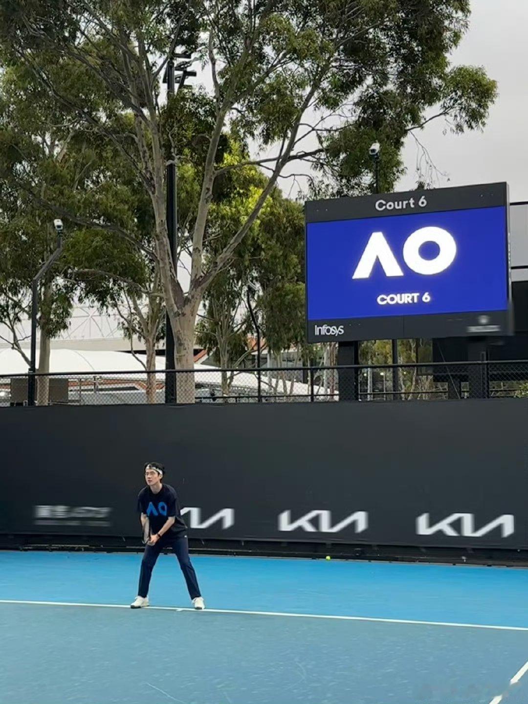 刘昊然澳网上早课 和清爽小刘一起澳网上早课！运动系男大即视感[跪了] 