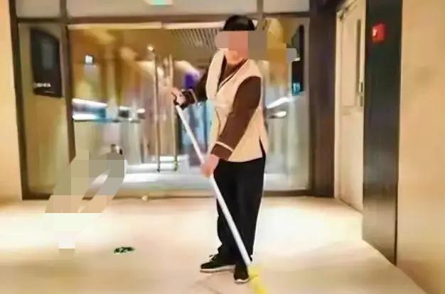 四川苍溪，50多岁保洁大妈趁着中午休息，单位里人少，带着66岁的情人在休息室发生