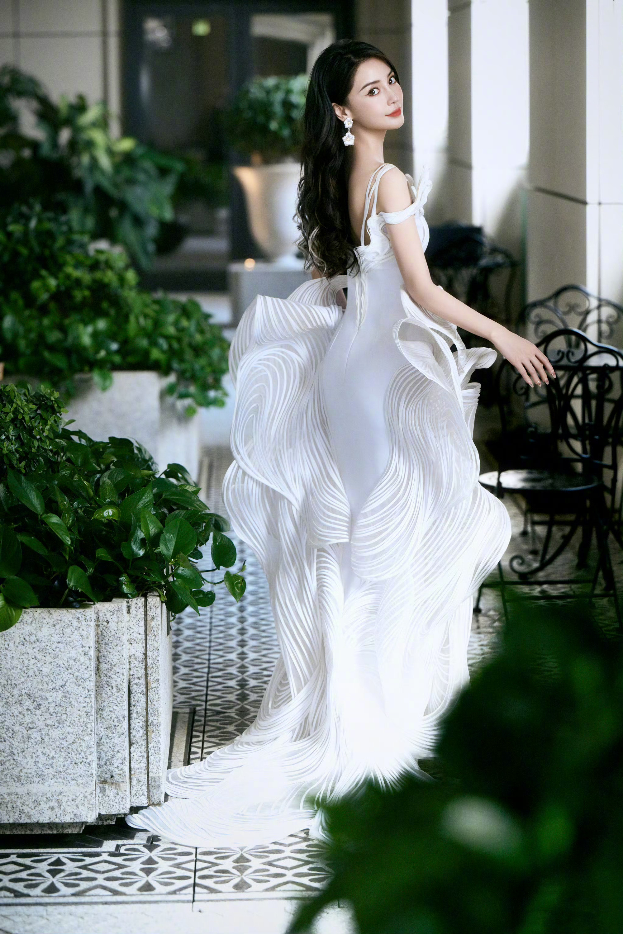 Angelababy去参加了金像奖，还设计了黑白双生两套造型。刚才看到微博开屏也