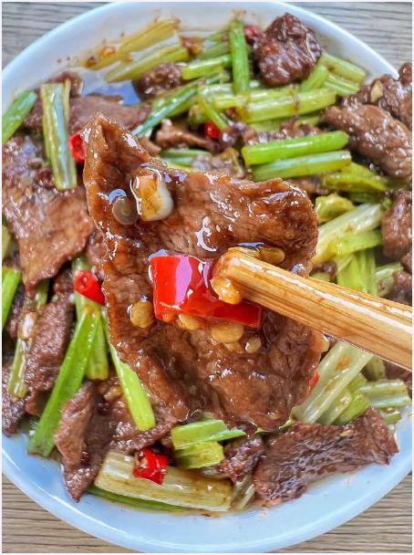 我妈手把手教我的泡椒芹菜炒牛肉！ 