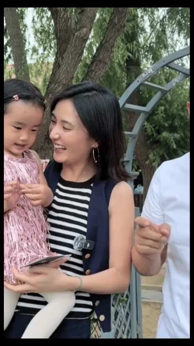 2025年10月14日，李亚鹏官宣与海哈金喜离婚，消息引发全网关注。关于离婚原因