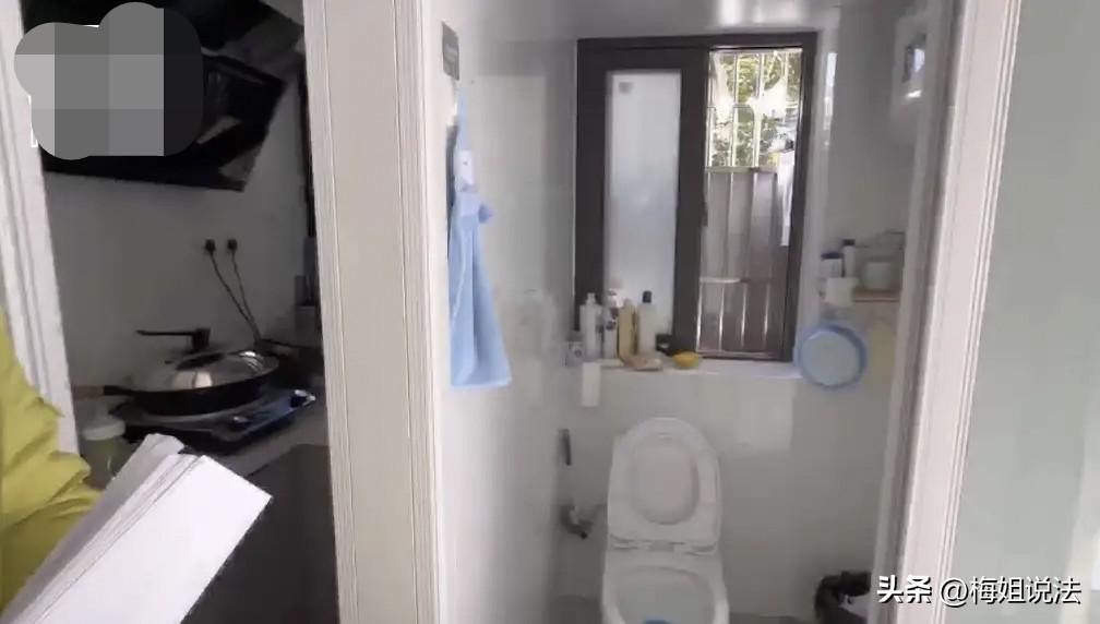 上海市，小区内的一户居民，把一楼车库暴改成住宅，这可把邻居们吓坏了。大家认为他破